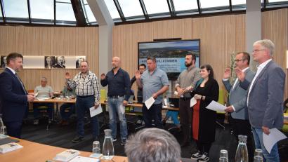 Bild: bnr
Der Schwarzenfelder Bürgermeister Peter Neumeier (links) vereidigt die sieben neuen Markträte. Es sind dies von rechts: Richard Kurz, Roland Forster, Katrin Schreiber, Felix Sommer, Johannes Schießl, Mario Graf und Ralf Geidies.