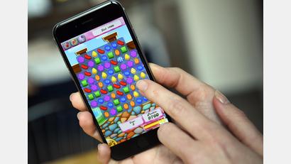 Symbolbild: Britta Pedersen/dpa
Durch In-App-Käufe bei Handyspielen wie "Candy Crush" oder "Clash of Clans" verschulden sich immer mehr Menschen.