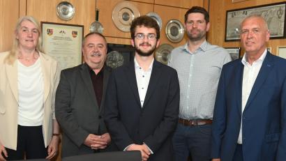 Bild: Gerhard Franz
Gebenbachs neue Bürgermeisterin Susanne Lindner vereidigte die neu gewählten Gemeinderäte Peter Dotzler, Wolfgang Dotzler und Sebastian Kraus (von links). Ihr Stellvertreter ist Werner Kohl (rechts).