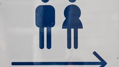 Bild: Jens Kalaene/dpa
In vielen Schulen sind die Toiletten verschmutzt, beschädigt und unhygienisch - was viele Kinder davon abhält, sie zu benutzen.