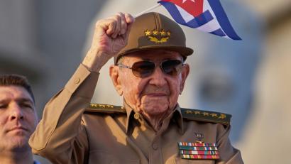 Bild: Ramon Espinosa/AP/dpa
Raúl Castro war Verteidigungsminister, als Flugzeuge einer exilkubanischen Organisation abgeschossen wurden. (Archivbild)