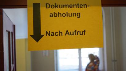 Bild: Jörg Carstensen/dpa
Die Digitalisierung wirkt für viele ältere Menschen bedrohlich - deshalb wünschen sie sich, dass Dienstleistungen immer auch analog verfügbar bleiben. (Symbolbild)