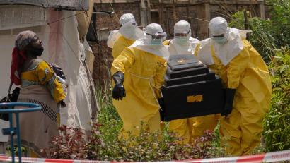 Bild: Moses Sawasawa/AP/dpa
Ebola-Ausbruch im Kongo: Rotes Kreuz bringt den Sarg aus dem Gesundheitszentrum hinaus