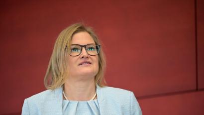 Bild: Malin Wunderlich/dpa
Katrin Ebner-Steiner wurde als Fraktionsvorsitzende der AfD im bayerischen Landtag bestätigt, muss sich das Amt aber künftig teilen. (Archivbild)
