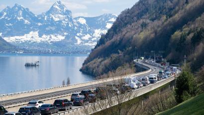 Bild: Urs Flueeler/KEYSTONE/dpa
Am Gotthardtunnel ist zu Stoßzeiten stundenlange Geduld nötig. (Archivbild)