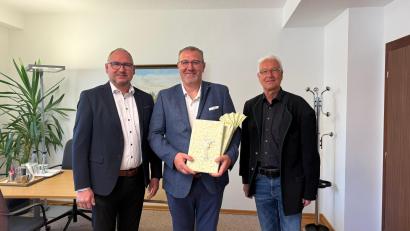 Bild: Ulrike Fuhrmann
Anfang Mai begrüßte Bürgermeister Richard Kammerer (links) den neuen geschäftsführenden Beamten Johann Peter Wisent (Mitte). Er wird den bisherigen Beamten Stefan Diedl (rechts) ersetzen, der im Sommer in den Ruhestand geht.