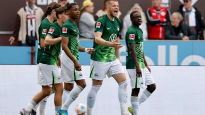 Bild: Philipp Szyza/dpa
Favorit in der Relegation: Der VfL Wolfsburg mit seinem Abwehrchef Denis Vavro.