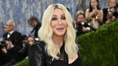 Bild: Evan Agostini/Invision/AP/dpa
„Es gibt 20 Jahre alte Mädels, die nicht das können, was ich kann“, sagt Cher über sich. Kürzlich nahm sie an der Met Gala 2026 teil. (Archivbild)