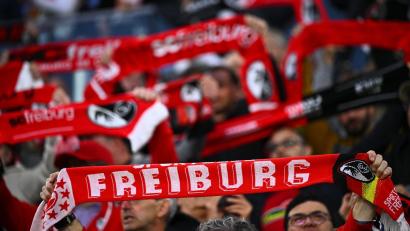 Bild: Tom Weller/dpa
Kalt erwischt: die organisierte Fanszene des SC Freiburg. (Archivbild)