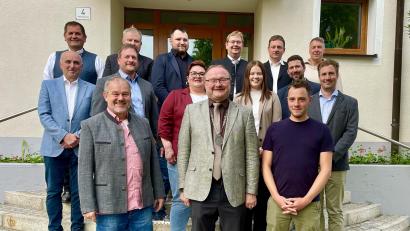 Bild: Gerhard Krones
In der konstituierenden Sitzung wurden die zwei stellvertretenden Bürgermeister in geheimer Wahl gewählt: (vorne, von links): 3. Bürgermeister Reinhard Seidl (FW), Bürgermeister Uwe König (FW), 2. Bürgermeister Moritz Lobenhofer (SPD). Die gewählten Marktgemeinderäte gruppierten sich dazu.
