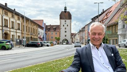 Bild: Petra Hartl
Thorsten Grädler (Einheitsblock Freie Wählerschaft) ist neu im Amt als Bürgermeister von Vilseck. In seiner Amtszeit wird der Marktplatz der Stadt (im Hintergrund) komplett umgestaltet.