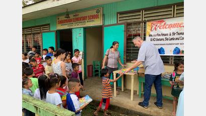 Bild: privat
Thomas Amann besucht viele Projektorte auf den Philippinen selbst. Hier verteilt er gespendetes Schulmaterial an Grundschüler, deren arme Eltern sich oft nicht mal Hefte und Stifte für ihre Kinder leisten können.