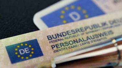 Bild: Marijan Murat/dpa
Den Gang zum Amt sollen sich ältere Menschen künftig sparen können, wenn ihr Ausweis abgelaufen ist. Sie sollen diesen einfach weiter nutzen dürfen. (Symbolbild)