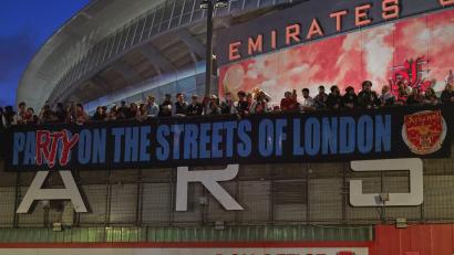 Bild: Alberto Pezzali/AP/dpa
Arsenal-Fans zeigen nach dem Titelgewinn ein Banner am Stadion: „Party auf Londons Straßen“
