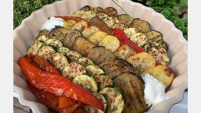 Bild: Michael Schiffer
Zum Grillgemüse aus dem Ofen wird eine Joghurtsoße gereicht.