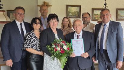 Bild: Adolf Hammer
Anni und Josef Klier freuen sich über die Glückwünsche zur Diamantenen Hochzeit durch den neuen Bürgermeister Adolf Hammer (links) und dessen Vorgänger Norbert Eckl (rechts). Mit auf dem Bild die Kinder Roland und Karola mit Partner.
