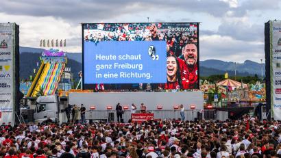 Bild: Philipp von Ditfurth/dpa
Finale auf großer Leinwand: In Freiburg verfolgen Tausende das Europa-League-Spiel ihres Clubs.