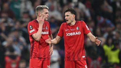 Bild: Robert Michael/dpa
Nichts zu machen für die Freiburger um Matthias Ginter (l) und Maximilian Eggestein.