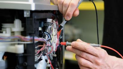 Bild: Sebastian Willnow/dpa
Die geplante Gesetzesänderung soll die Entscheidung für eine Reparatur und gegen den Neukauf erleichtern. (Symbolbild)