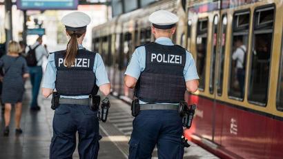 Bild: Jacob Maibaum 
Ein 15-jähriges Mädchen widersetzt sich am Regensburger Hauptbahnhof der Polizei und verletzt eine Beamtin.