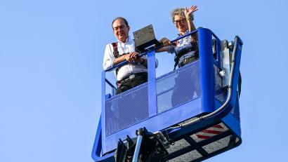 Bild: Hendrik Schmidt/dpa
Im vergangenen Sommer ließ sich Bundesinnenminister Alexander Dobrindt (CSU) in Quedlinburg unter anderem zeigen, wie Ehrenamtliche des THW mit schwerem Gerät bei der Bergung von Menschen aus eingestürzten Gebäuden helfen können. (Archivbild)