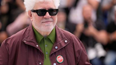 Bild: John Locher/Invision/AP/dpa
Pedro Almodóvar zeigt in Cannes seinen neuen Film „Bitter Christmas“.