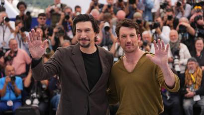 Bild: Andreea Alexandru/Invision/AP/dpa
Filme miteinander konkurrieren zu lassen, widerspricht sich für Hollywood-Star Miles Teller (rechts). Mit Adam Driver posiert er für Fotografen bei den Filmfestspielen in Cannes. (Archivbild)