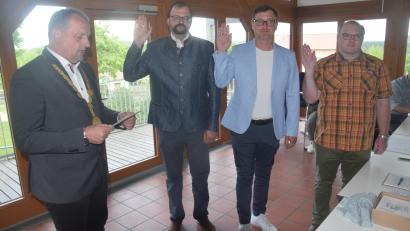 Bild: fz
Bürgermeister Anton Kappl vereidigte die neuen Marktgemeinderäte Martin Baier, Wolfgang Beierl und Wolfgang Gollwitzer (von links).