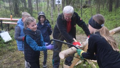 Bild: fz
Diese beiden Mädchen hatten vor den Waldjugendspielen noch nie eine Säge in der Hand. Nun versuchen sie "ein Pfund Baum" nach eigener Einschätzung vom Stamm abzusägen.