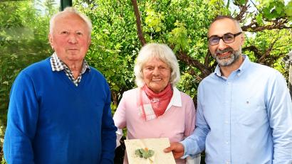 Bild: Gerhard Franz
70 Jahre sind Ingrid und Richard Preischl (links) verheiratet. Ambergs 3. Bürgermeister Tuncer Ayten gratuliert.