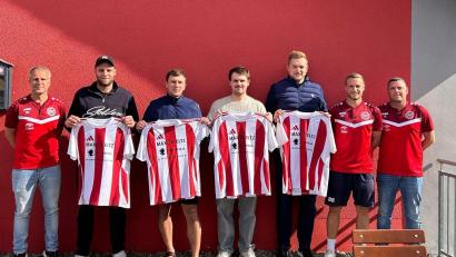 Bild: Steffi Mayer 
Die DJK-Abteilungsleiter Christian Adler (rechts) und Simon Heitzer (links) sowie Trainer Sebastian Bauer (Zweiter von rechts) begrüßen die Neuzugänge (ab Dritter von rechts) Daniel Wein, Elias Müller, Dmytro Moroz und Bastian Graßmann.