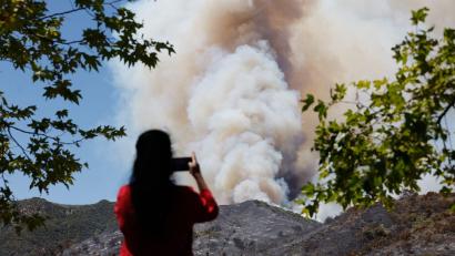 Bild: Caroline Brehman/FR172323 AP/AP/dpa
Die Feuerwehr kämpft gegen mehrere Brände im Süden Kaliforniens.