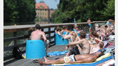 Bild: picture alliance / dpa
Im Hainbad schwimmt man im Fluss mit schöner Aussicht auf die Bamberger Altstadt. (Archivbild)