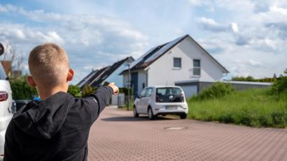 Bild: Marina Gube
Artjom Bender (6) zeigt auf das Haus der Familie Zahn in der Württemberger Straße in Weiden. Auf dessen nun provisorisch abgedecktem Dach entdeckte der Junge am 25. April einen Brand.