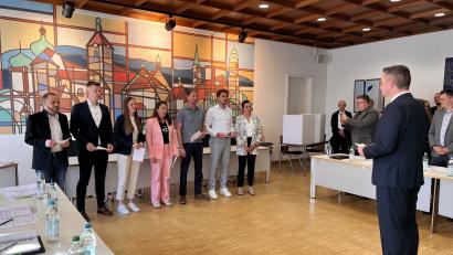 Bild: mma
Die neuen Gemeinderäte Michael Iberer, Johannes Dietrich, Anja Segerer, Nicole Trummer, Andreas Eckl, Michael Kreft und Julia Jung (von links) werden von Bürgermeister Dominik Sachsenhauser vereidigt.