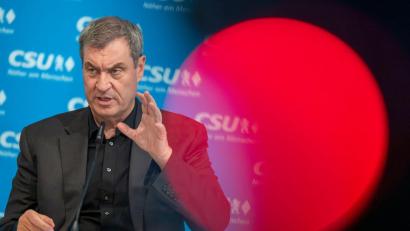 Bild: Peter Kneffel/dpa
Söders neue Strategie: mehr Zusammenarbeit, weniger Streit.
