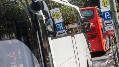 Bild: Frank Rumpenhorst/dpa
Fast jeder fünfte Bus, der beim TÜV geprüft wurde, hatte vergangenes Jahr erhebliche Mängel. (Archivbild)