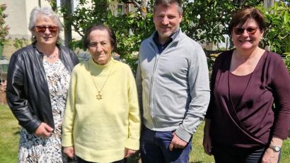 Bild: mab
Auf neunzig Lebensjahre kann Barbara Thiele (Zweite von links) zurückblicken und hat dabei ihre Töchter Sieglinde (links) und Christine (rechts) stets an ihrer Seite. Bürgermeister Peter Neumeier gratulierte für die Gemeinde.