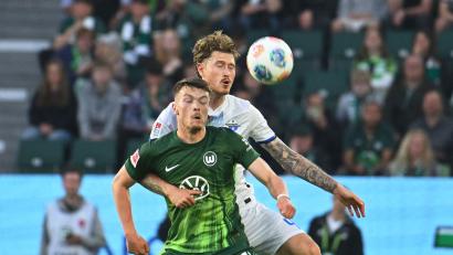 Bild: Swen Pförtner/dpa
Calvin Brackelmann vom SC Paderborn und der Wolfsburger Dzenan Pejcinovic (vorne) im Zweikampf.