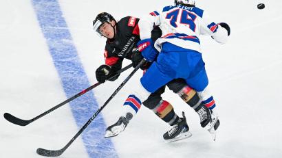 Bild: Uwe Anspach/dpa
Daniel Fischbuch (l) erlitt im Spiel gegen die USA einen Handbruch.