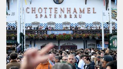 Archivbild: Felix Hörhager/dpa
Im Schottenhamel wird traditionell das Oktoberfest eröffnet.