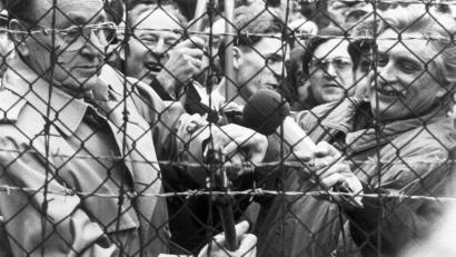Bild: Alfons Witt
Hans-Dietrich Genscher (links) und Jiří Dienstbier (rechts) machen am 23. Dezember 1989 bei Neuhäusl dem Eisernen Vorhang zwischen Deutschland und der Tschechoslowakei mit einem Bolzenschneider ein Ende. Dieses Bild von NT-Fotografen Alfons Witt schrieb Geschichte.