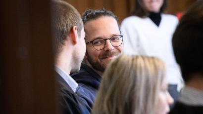 Bild: Bernd von Jutrczenka/dpa
Der Autor und Aktivist Arne Semsrott wirft der Magdeburger Stadtverwaltung vor, seine Lesung in der Stadtbibliothek aus Angst vor Kritik der AfD verhindert zu haben. (Archivbild)