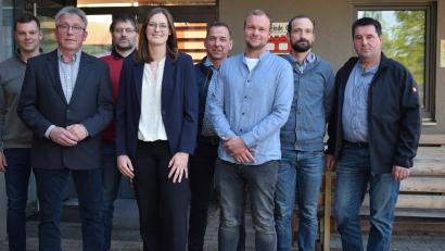 Bild: bnr
Mit der Ersten Bürgermeisterin Katharina Haas an der Spitze geht der neugewählte Gemeinderat der Gemeinde Guteneck in die nächsten sechs Jahre (von links): Lukas Irlbacher, Wolfgang Blödt, Johann Kiendl, Erste Bürgermeisterin Katharina Haas, Reinhard Wilhelm, Patrick Schmal, Johannes Lippert und Johannes Dirschwigl.