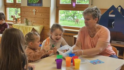 Bild: Christopher Dotzler
Maria Kontny ist seit 30 Jahren Erzieherin im Kindergarten in Süß. Ihren Job geht sie immer noch mit Leidenschaft nach.
