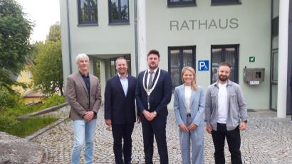 Bild: wkr
Die vier neu gewählten Gemeinderäte nach ihrer Vereidigung (von links) Bernhard Stahl (CSU), Wolfgang Voit (CSU), Bürgermeister Sebastian Voit, Ulrike Braun (CSU) und Alexander Roderer (Freie Wähler). Mit Ulrike Braun und Manuela Hornung (Freie Wähler) sitzen künftig zwei Frauen im Fichtelberger Gemeinderat.