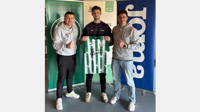 Bild: SV  Mitterteich
Trainer Mohammad Tamo (links) sowie Mitterteichs Sportlicher Leiter Tobias Eckert freuen sich über die Verpflichtung von Bastian Zaus.