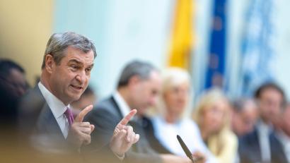 Bild: Peter Kneffel/dpa
Nicht nur optisch setzt Ministerpräsident Markus Söder (CSU) in seiner Regierungserklärung neue Akzente.