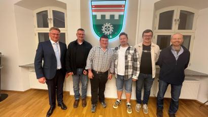 Bild: Anton Brand
Bürgermeister Adolf Hammer (links) begrüßt die neuen Gemeinderäte (von links) Adolf Zitzmann, Alois Eckl, Christian Salomon, Tobias Kick und Michael Hechtl