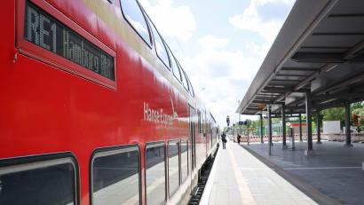 Symbolbild: Christian Charisius/dpa
Im Sofortprogramm „Mehr Sicherheit & Sauberkeit an Bahnhöfen“ der Deutschen Bahn werden der Bayreuther Hauptbahnhof und der Bahnhof Kirchenlaibach einer intensiven Reinigung unterzogen.